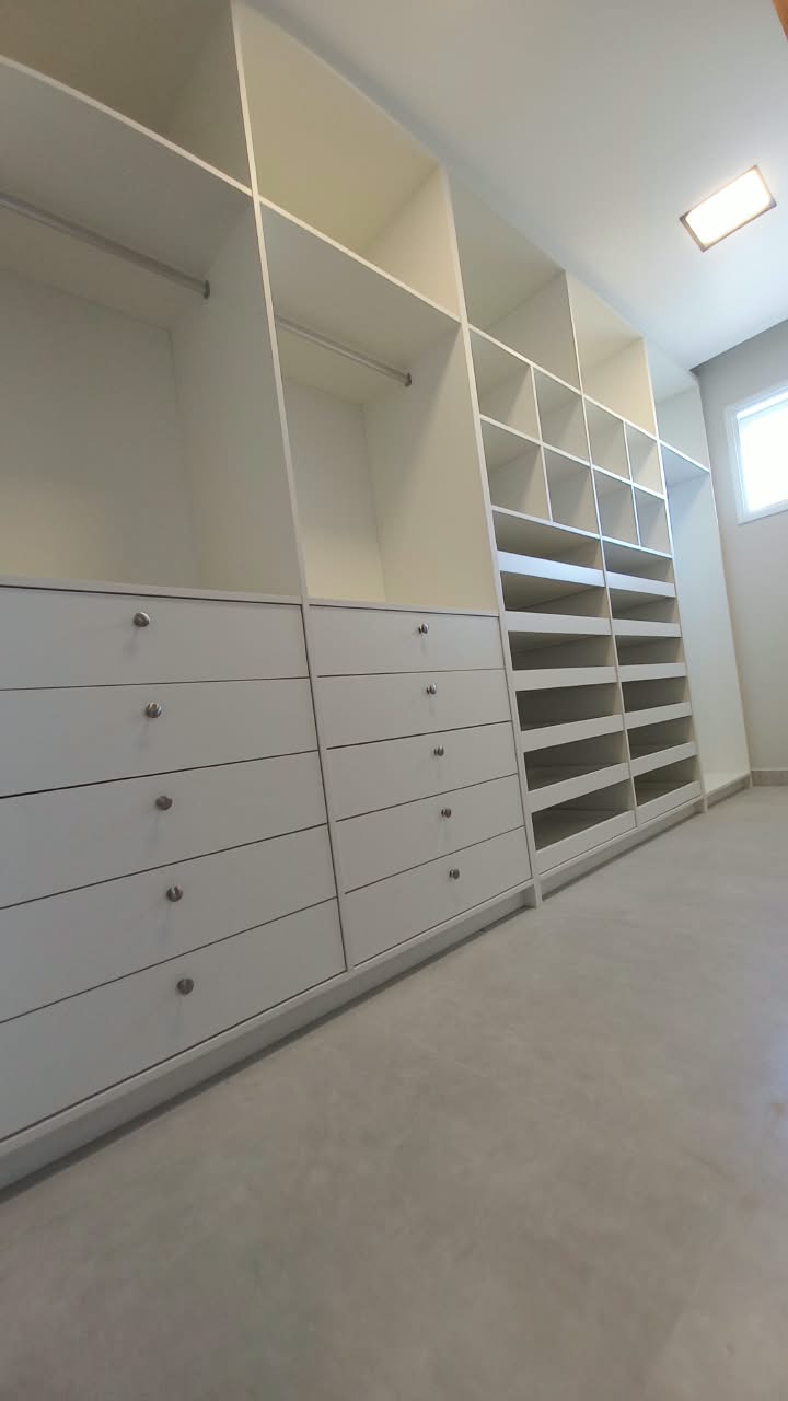 Closet com gavetas, cabideiros e sapateira sob medida