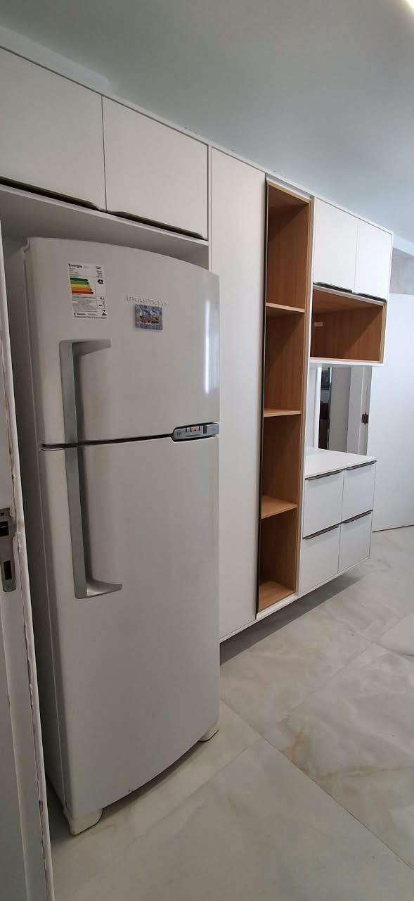 Cozinha branca com nichos em madeira