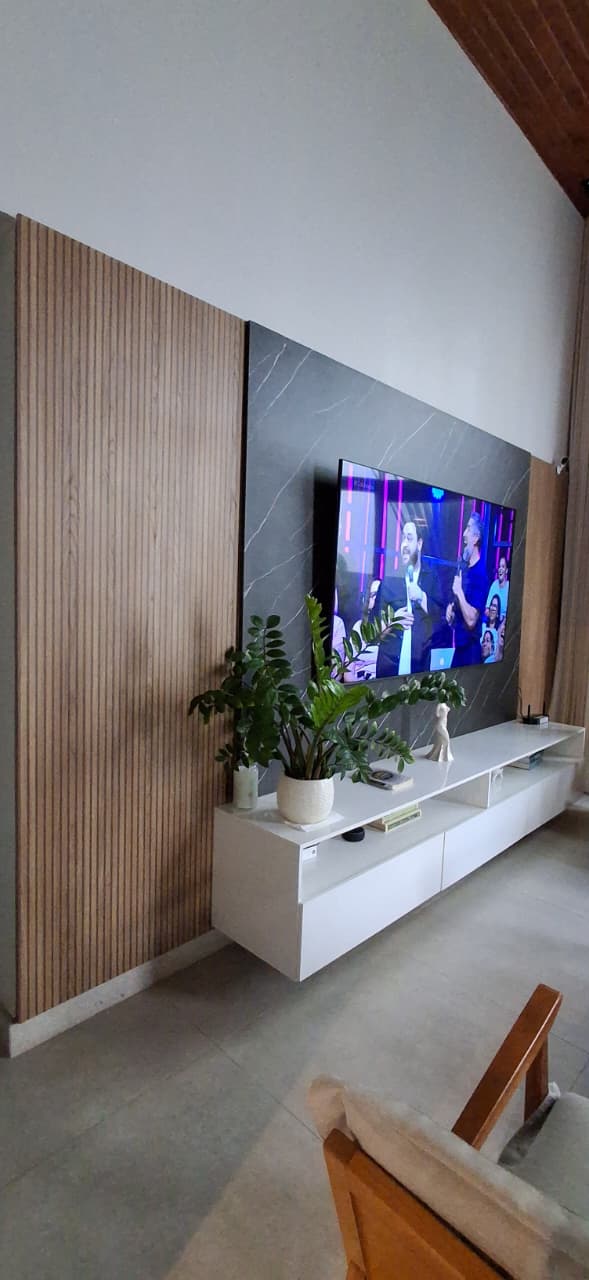 Painel de TV com rack suspenso e painel ripado